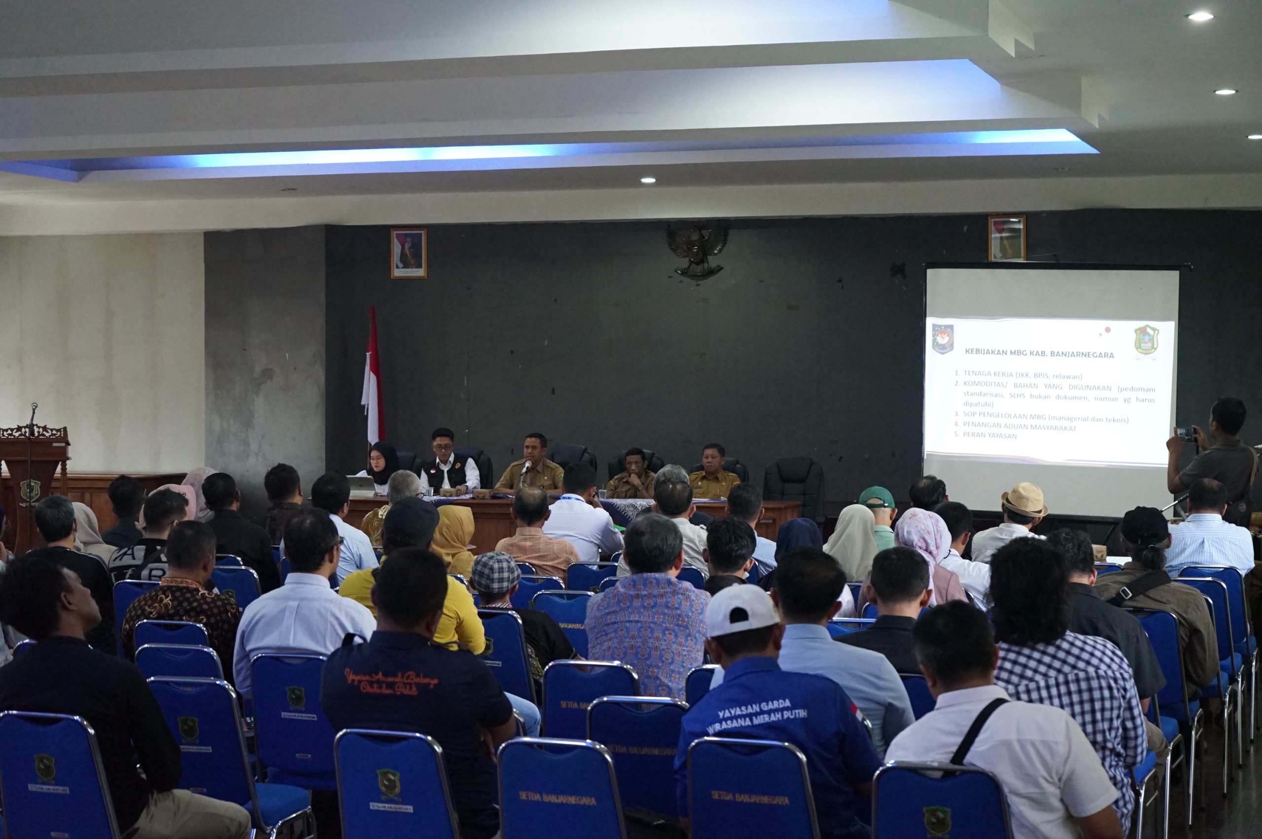 Pembinaan kepada kepala Satuan Pelayanan Pemenuhan Gizi (SPPG ) dan Yayasan Pengampu SPPG program Makan Bergizi Gratis (MBG) di Aula Abdi Praja Setda Banjarnegara.
