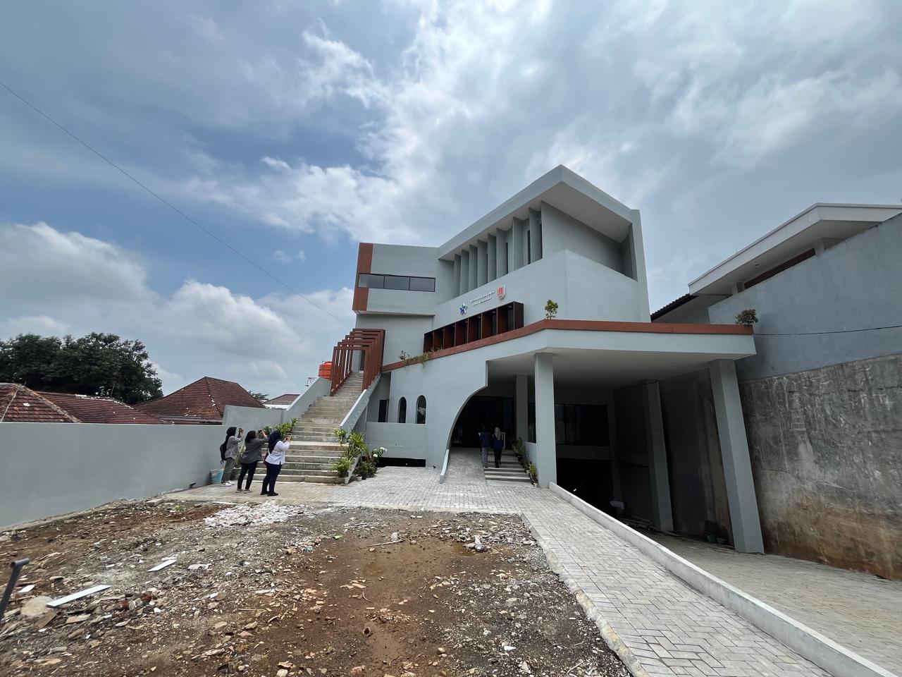 Pemerintah Kota atau Pemkot Semarang melalui Dinas Arsip dan Perpustakaan (Arpus) membangun gedung perpustakaan baru yang berlokasi di Srondol, Kecamatan Banyumanik. Di atas lahan seluas 1.019 meter persegi, gedung perpustakaan ini memiliki empat lantai.