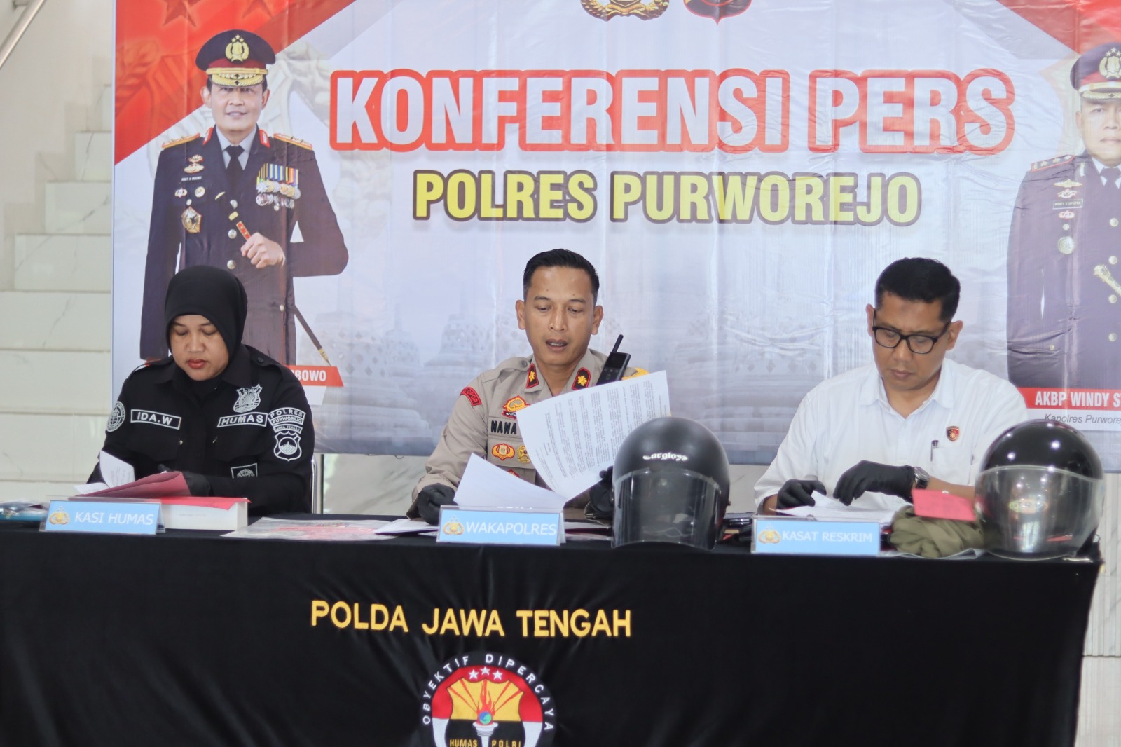 Kompol Nana didampingi Kasat Reskrim AKP Catur Agus Yudho dan Kasihumas AKP Ida Widaastuti dalam konferensi pers yang digelar Selasa (03/02/2026).