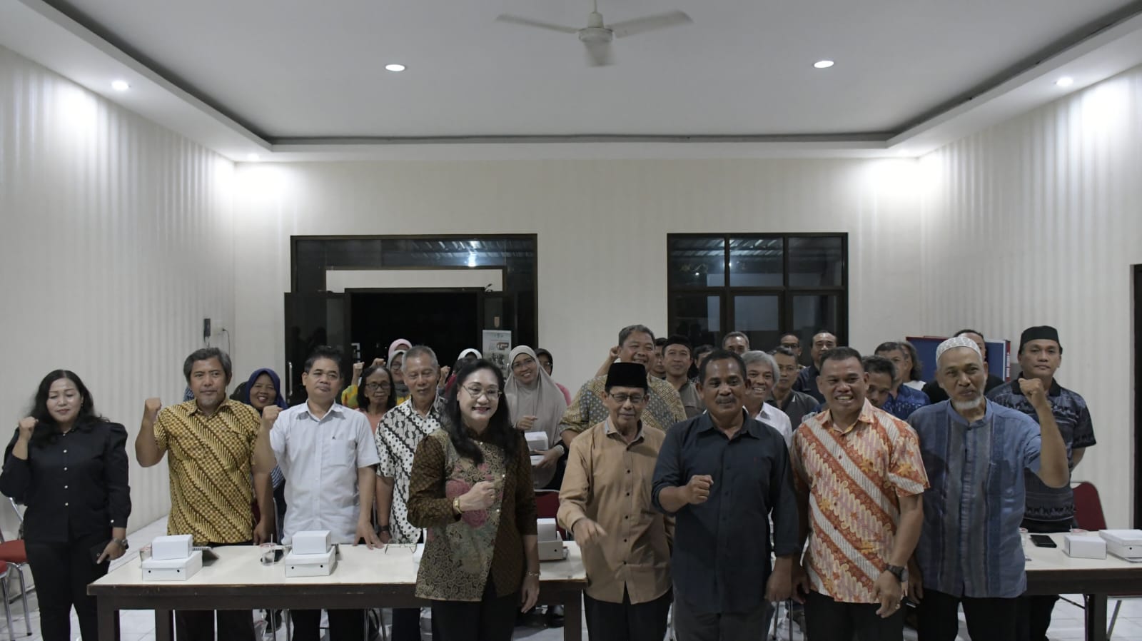 Bawaslu Kota Semarang melakukan kegiatan diskusi publik bersama DPRD Kota Semarang yang menghadirkan narasumber dari unsur legislatif dan pengawas Pemilu di Kantor Kelurahan Bojong Salaman.