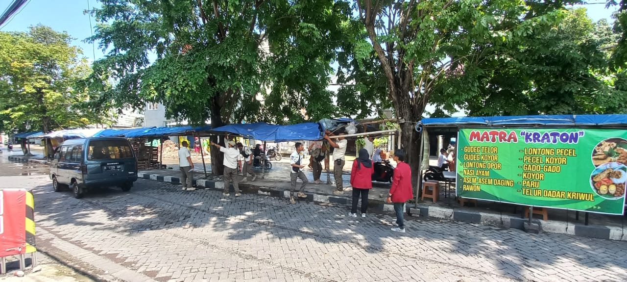 Satpol PP Kota Semarang menertibkan 15 lapak pedagang kaki lima atau PKL yang berada di Jalan Gajah Birowo, Kelurahan Tlogosari Kulon, Kecamatan Pedurungan.