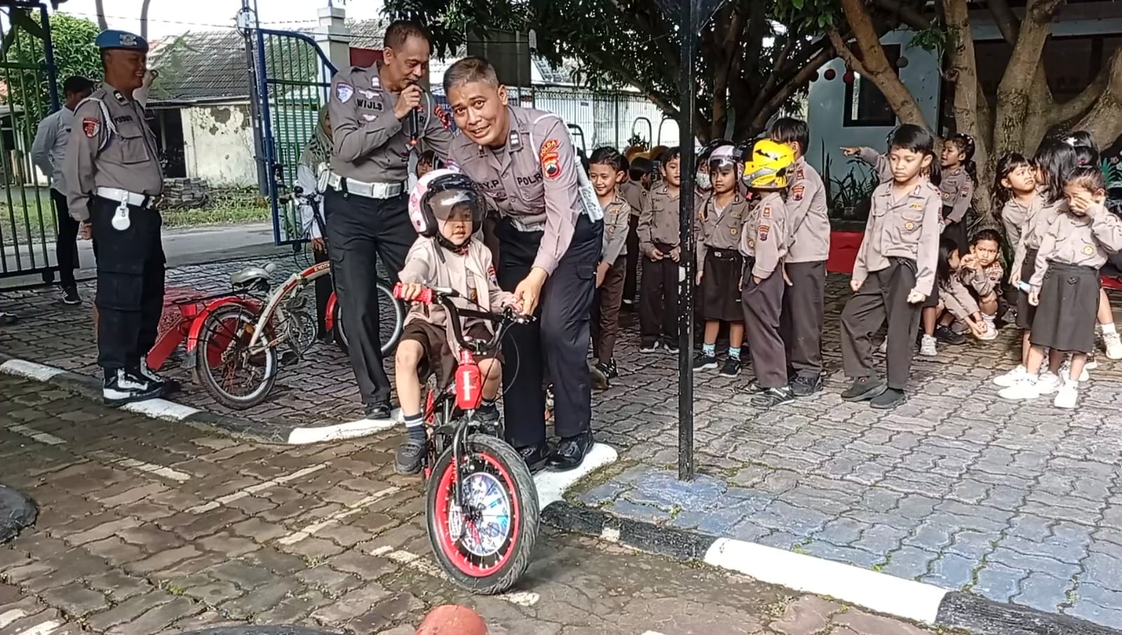 Keceriaan terpancar dari wajah puluhan siswa TK Kemala Bhayangkara Sendangmulyo, Tembalang, saat sejumlah personel dari Ditlantas dan Bidpropam Polda Jateng hadir di tengah-tengah mereka, Rabu pagi (4/2/2026).