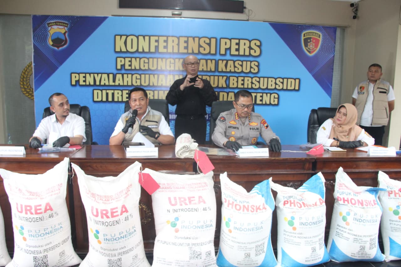 Dirreakrimsus Polda Jateng Kombes Pol Djoko Julianto didampingi Kabid Humas Kombes Pol Artanto dalam konferensi pers di Kantor Direktorat Reserse Kriminal Khusus (Ditreskrimsus) Polda Jateng, Banyumanik, Kota Semarang, Rabu (4/2/2026) siang. Kegiatan tersebut turut dihadiri perwakilan Dinas Pertanian dan Peternakan Provinsi Jawa Tengah serta PT Pupuk Indonesia Regional Jawa Tengah.