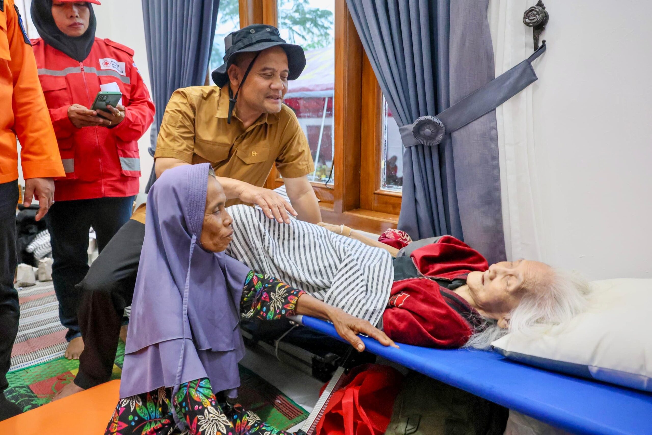 Gubernur Jawa Tengah Ahmad Luthfi menyempatkan diri berdialog langsung dengan warga terdampak bencana tanah bergerak, di lokasi pengungsian Desa Padasari, Kecamatan Jatinegara, Kabupaten Tegal, Rabu 4 Februari 2026.