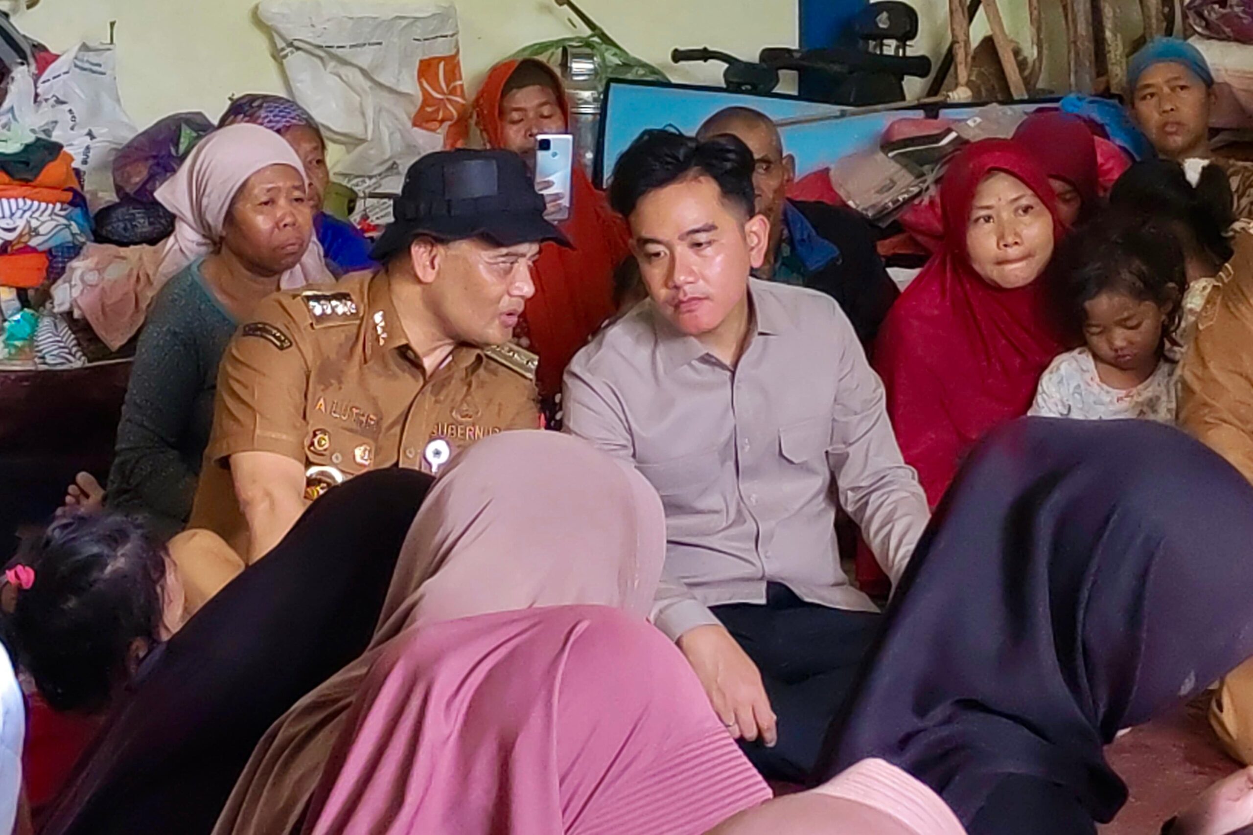 Gubernur Jawa Tengah Ahmad Luthfi mendampingi kunjungan Wakil Presiden RI Gibran Rakabuming Raka ke lokasi bencana tanah bergerak di Desa Padasari, Kabupaten Tegal pads Jumat, 6 Februari 2026.