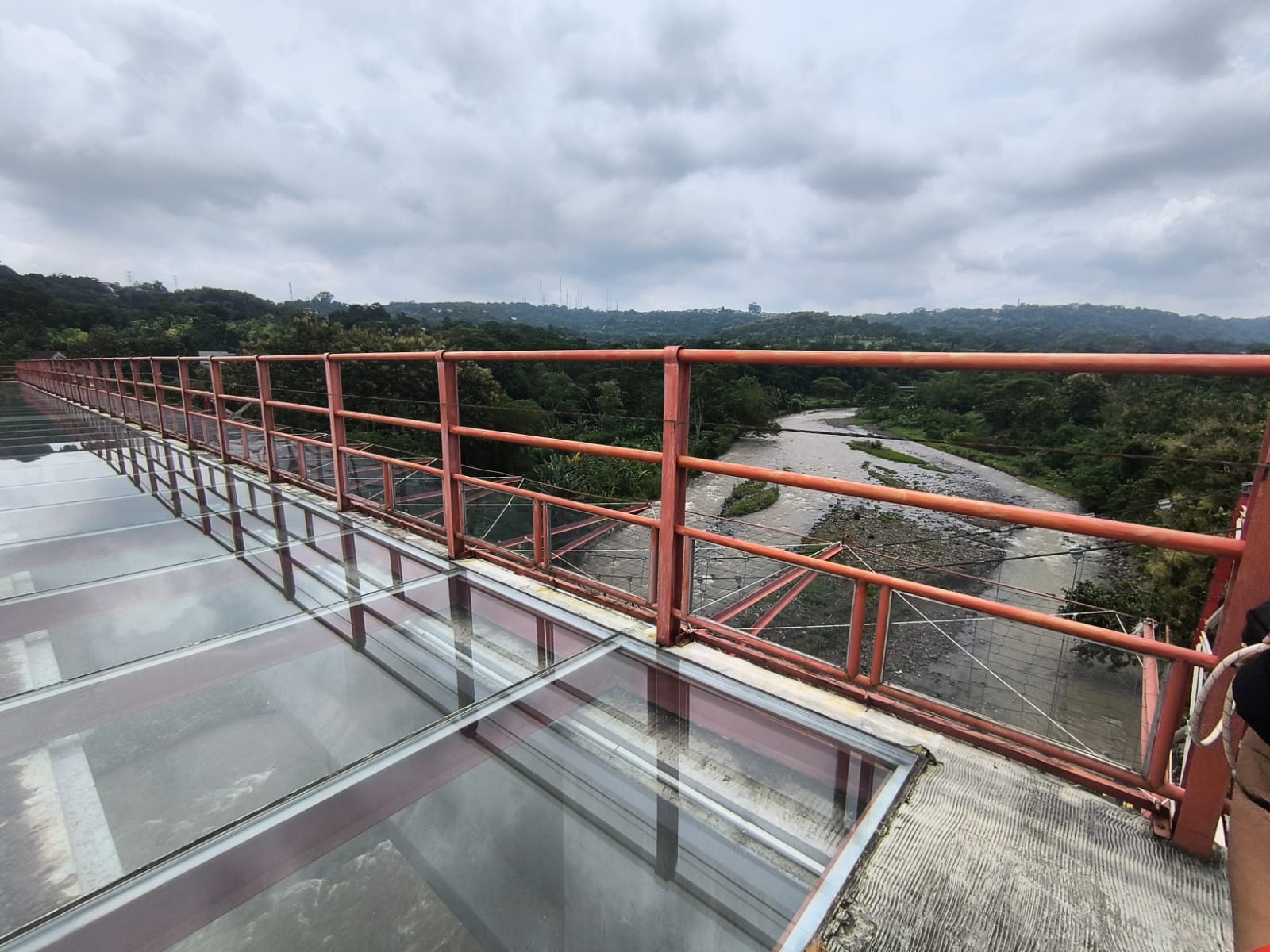 Objek Wisata Jembatan Kaca Tinjomoyo Kota Semarang.