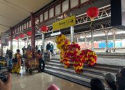 Sambut Tahun Baru Imlek, Atraksi Barongsai Hibur Pelanggan KA di Stasiun Semarang Tawang