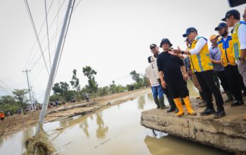 Gubernur Jawa Tengah, Ahmad Luthfi saat meninjau lokasi tanggul Sungai Tuntang yang jebol di Desa Tinanding, Kecamatan Godong, Kabupaten Grobogan, Selasa, 17 Februari 2026.