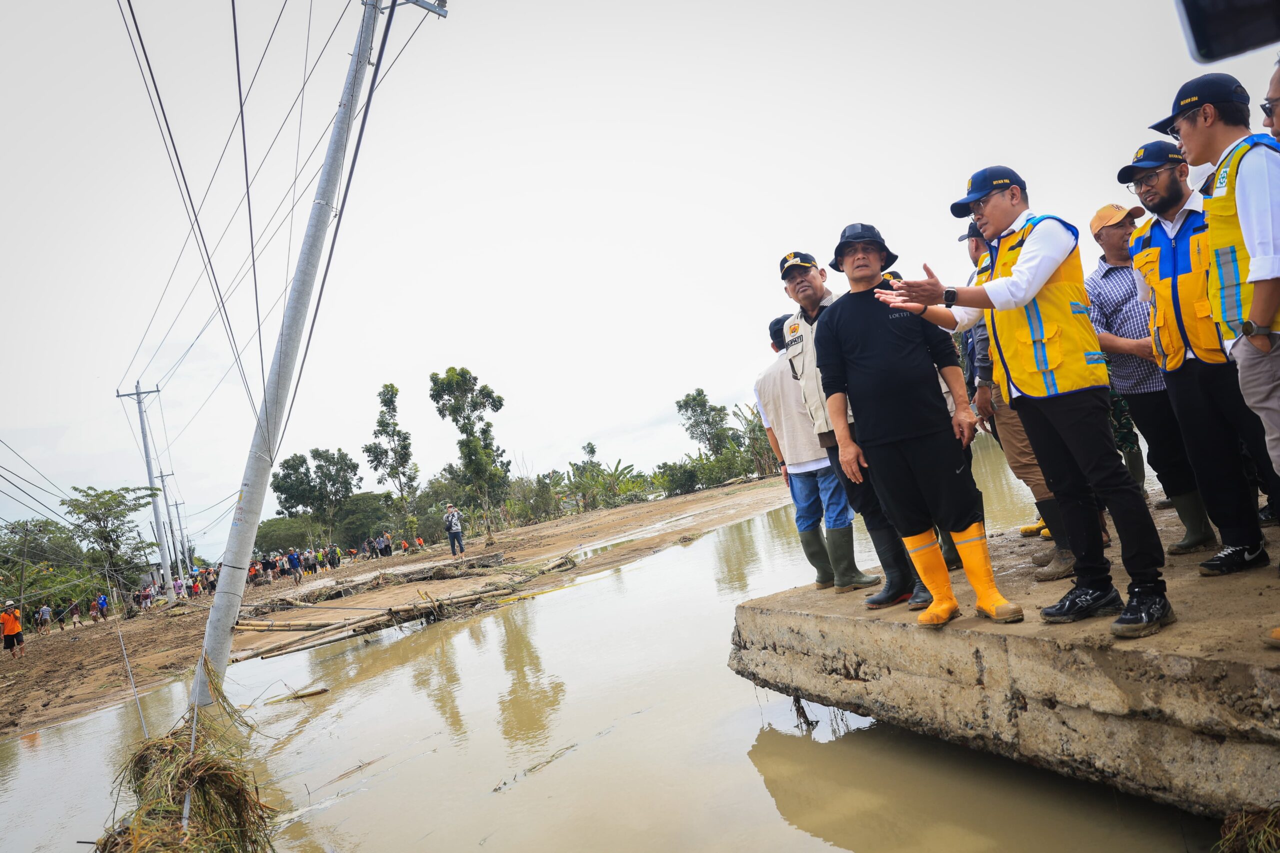 Gubernur Jawa Tengah, Ahmad Luthfi saat meninjau lokasi tanggul Sungai Tuntang yang jebol di Desa Tinanding, Kecamatan Godong, Kabupaten Grobogan, Selasa, 17 Februari 2026.