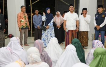 Wakil Gubernur (Wagub) Jawa Tengah, Taj Yasin Maimoen mengunjungi pengungsi korban tanah gerak di pondok pesantren Al Adalah 2 dan posko pengungsian warga di Desa Padasari, Jatinegara, Kabupaten Tegal.