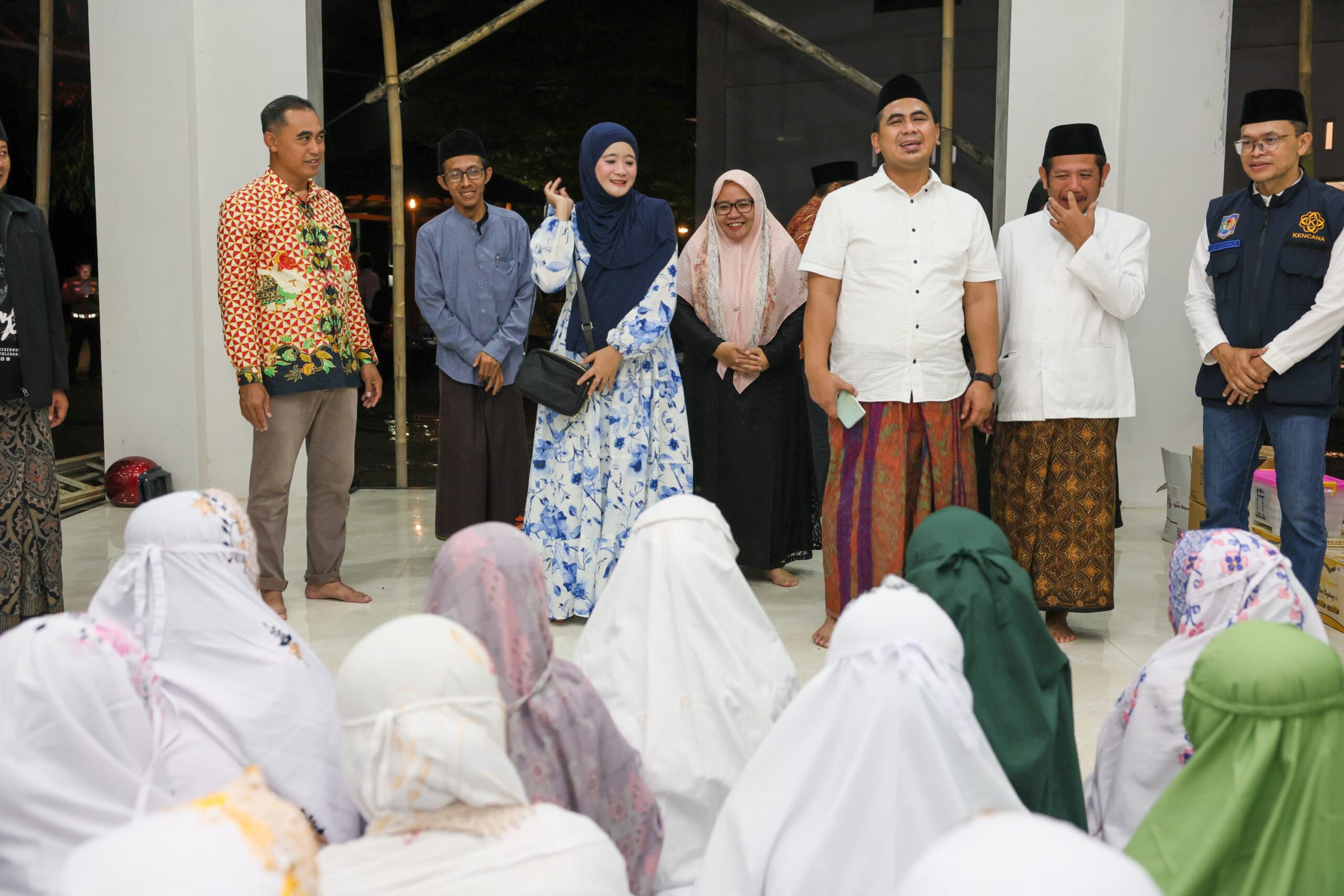 Wakil Gubernur (Wagub) Jawa Tengah, Taj Yasin Maimoen mengunjungi pengungsi korban tanah gerak di pondok pesantren Al Adalah 2 dan posko pengungsian warga di Desa Padasari, Jatinegara, Kabupaten Tegal.
