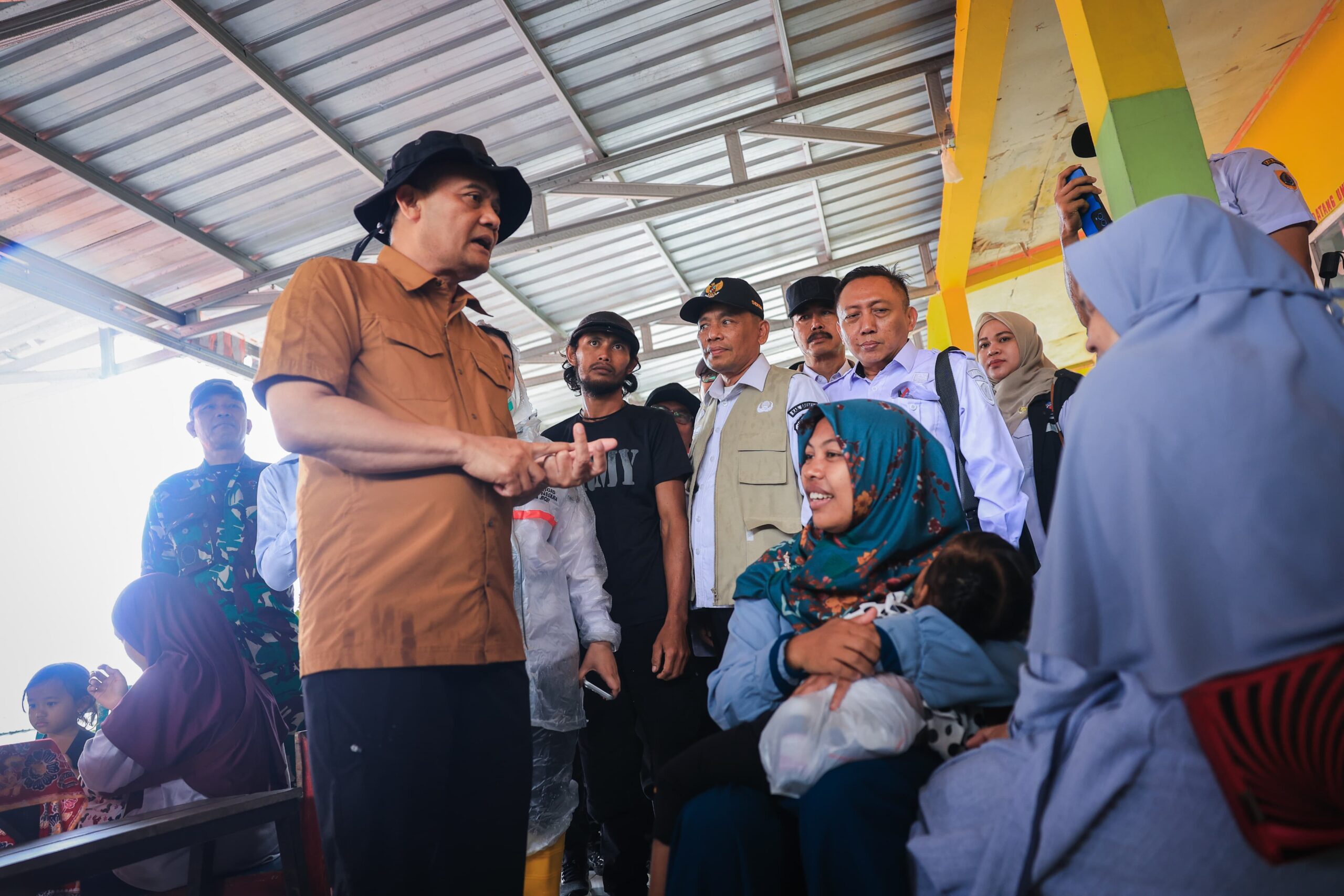 Gubernur Jawa Tengah Ahmad Luthfi meninjau langsung lokasi pengungsian sekaligus memimpin Rapat Penanganan dan Penyerahan Bantuan di Pondok Pesantren Bahrul Qur’an Al Munawir, Sirampog, Brebes, Rabu 18 Februari 2026.