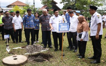 Wakil Gubernur Jawa Tengah, Taj Yasin Maimoen, saat meninjau pembangunan sumur resapan di Desa Gondosari, Kecamatan Gebog, Kabupaten Kudus, pada Rabu, 18 Februari 2026. Kegiatan tersebut merupakan bagian dari program tanggung jawab sosial perusahaan (CSR) PT Sukun Wartono Indonesia.