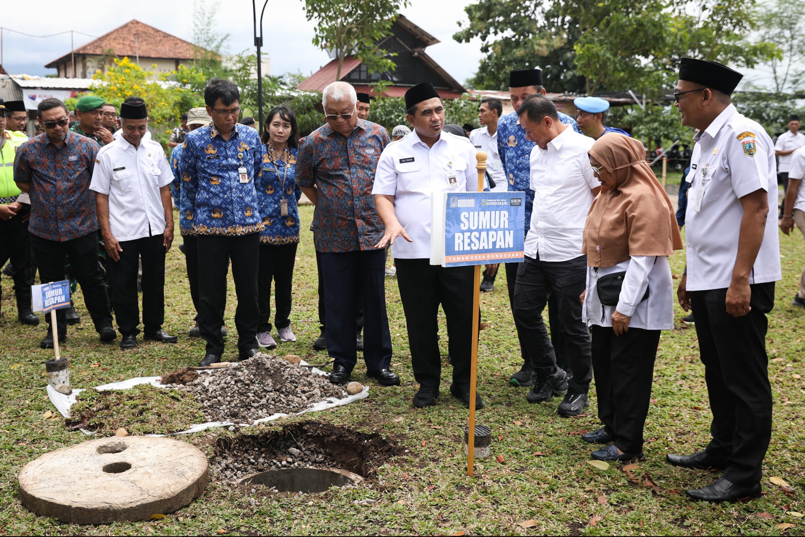 Wakil Gubernur Jawa Tengah, Taj Yasin Maimoen, saat meninjau pembangunan sumur resapan di Desa Gondosari, Kecamatan Gebog, Kabupaten Kudus, pada Rabu, 18 Februari 2026. Kegiatan tersebut merupakan bagian dari program tanggung jawab sosial perusahaan (CSR) PT Sukun Wartono Indonesia.