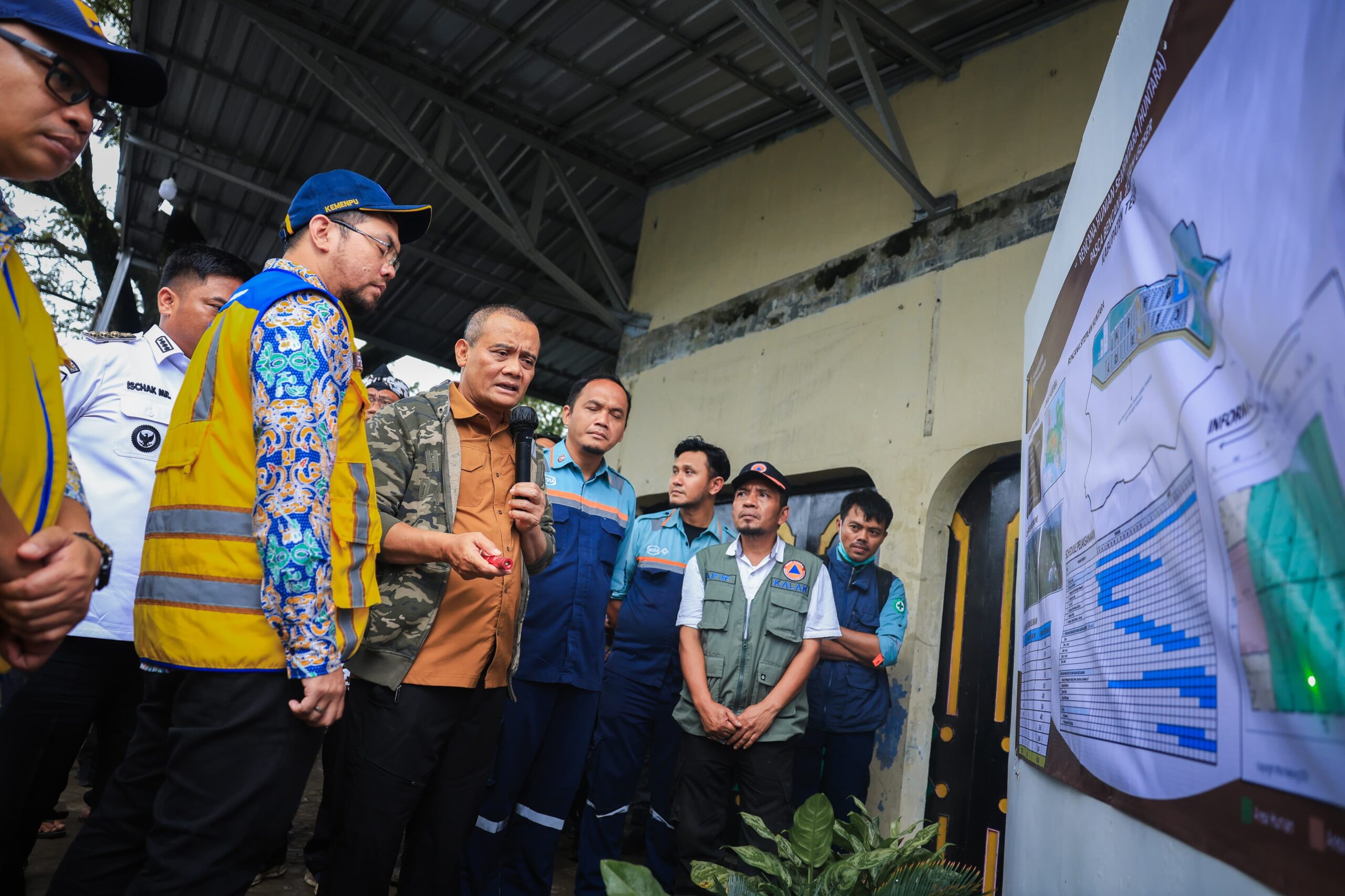 Gubernur Jawa Tengah Ahmad Luthfi meninjau lokasi pembangunan Hunian Sementara (Huntara) bagi warga terdampak bencana tanah gerak di Desa Padasari, Kecamatan Jatinegara, Kabupaten Tegal, Rabu 18 Februari 2026.