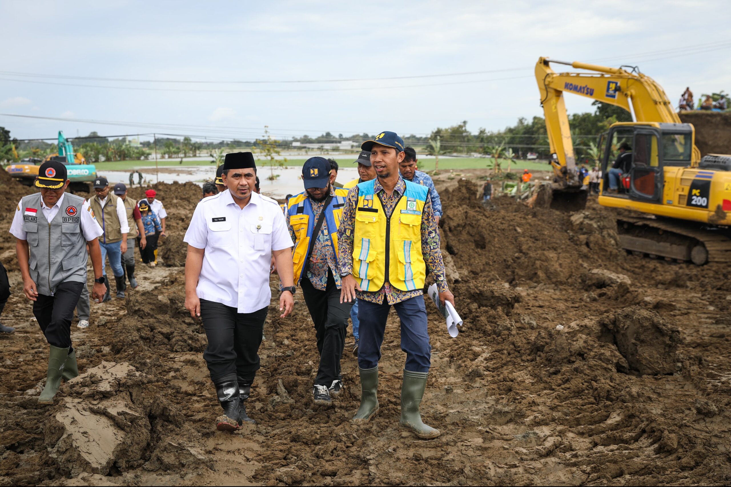 Wakil Gubernur Jawa Tengah, Taj Yasin Maimoen, meninjau langsung progres perbaikan tanggul Sungai Tuntang yang jebol di Desa Tinanding, Kecamatan Godong, Kabupaten Grobogan, pada Rabu, 18 Februari 2026.