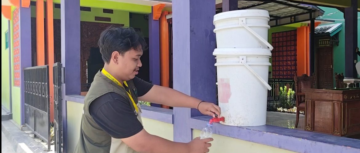 Mahasiswa Universitas Gadjah Mada (UGM) Yogyakarta yang tergabung dalam program Kuliah Kerja Nyata (KKN) melaksanakan kegiatan pengabdian masyarakat di Kabupaten Rembang. Sebanyak 47 mahasiswa diterjunkan dan dibagi dalam dua kelompok untuk melaksanakan KKN di Kecamatan Pancur dan Kecamatan Gunem.