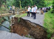 Tinjau Langsung Lokasi, Bupati Kudus Sam’ani Pastikan Penanganan Jembatan Ambrol di Desa Menawan