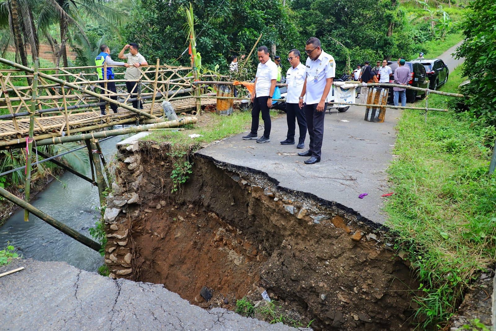 Bupati Sam’ani Kudus Tinjau Langsung Lokasi, Pastikan Penanganan Jembatan Ambrol di Desa Menawan.