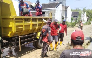 Perkuat Tanggul Dinar Indah dengan Trucuk Bambu, Wali kota Agustina Instruksikan Penanganan Banjir Serentak di Berbagai Titik