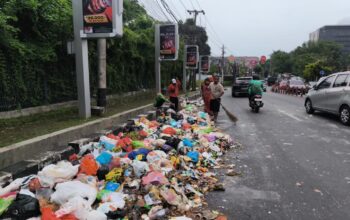 Respon Laporan Masyarakat, DLH Kota Semarang Minta Maaf dan Sigap Bersihkan Tumpahan Sampah