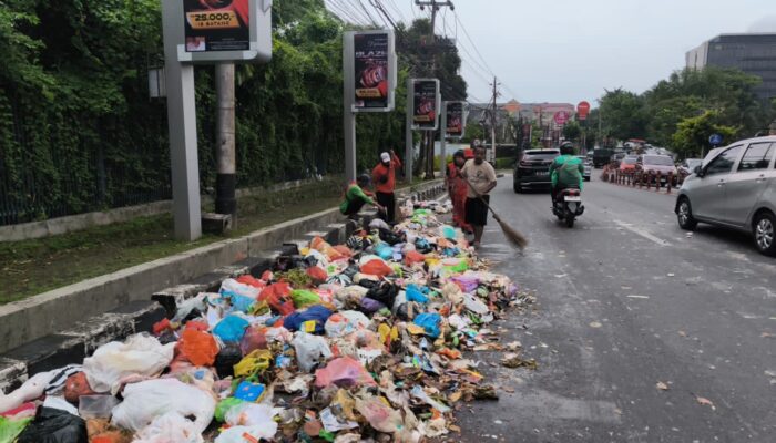 Respon Laporan Masyarakat, DLH Kota Semarang Minta Maaf dan Sigap Bersihkan Tumpahan Sampah