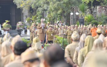 Walikota Semarang,Agustina Wilujeng menggelar Apel Pagi Terpusat yang dilanjutkan Halal Bihalal Hari Raya Idul Fitri 1 Syawal 1447 H di Halaman Balaikota Semarang, Senin (30/3). Kegiatan ini diikuti oleh seluruh jajaran Aparatur Sipil Negara (ASN), pejabat Organisasi Perangkat Daerah (OPD), camat, lurah, hingga pimpinan BUMD sebagai momentum memperkuat soliditas pasca Lebaran.
