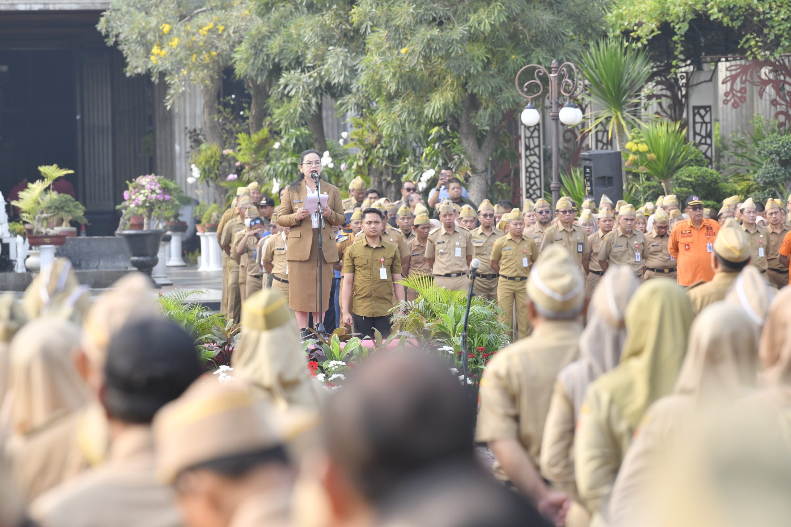 Walikota Semarang,Agustina Wilujeng menggelar Apel Pagi Terpusat yang dilanjutkan Halal Bihalal Hari Raya Idul Fitri 1 Syawal 1447 H di Halaman Balaikota Semarang, Senin (30/3). Kegiatan ini diikuti oleh seluruh jajaran Aparatur Sipil Negara (ASN), pejabat Organisasi Perangkat Daerah (OPD), camat, lurah, hingga pimpinan BUMD sebagai momentum memperkuat soliditas pasca Lebaran.