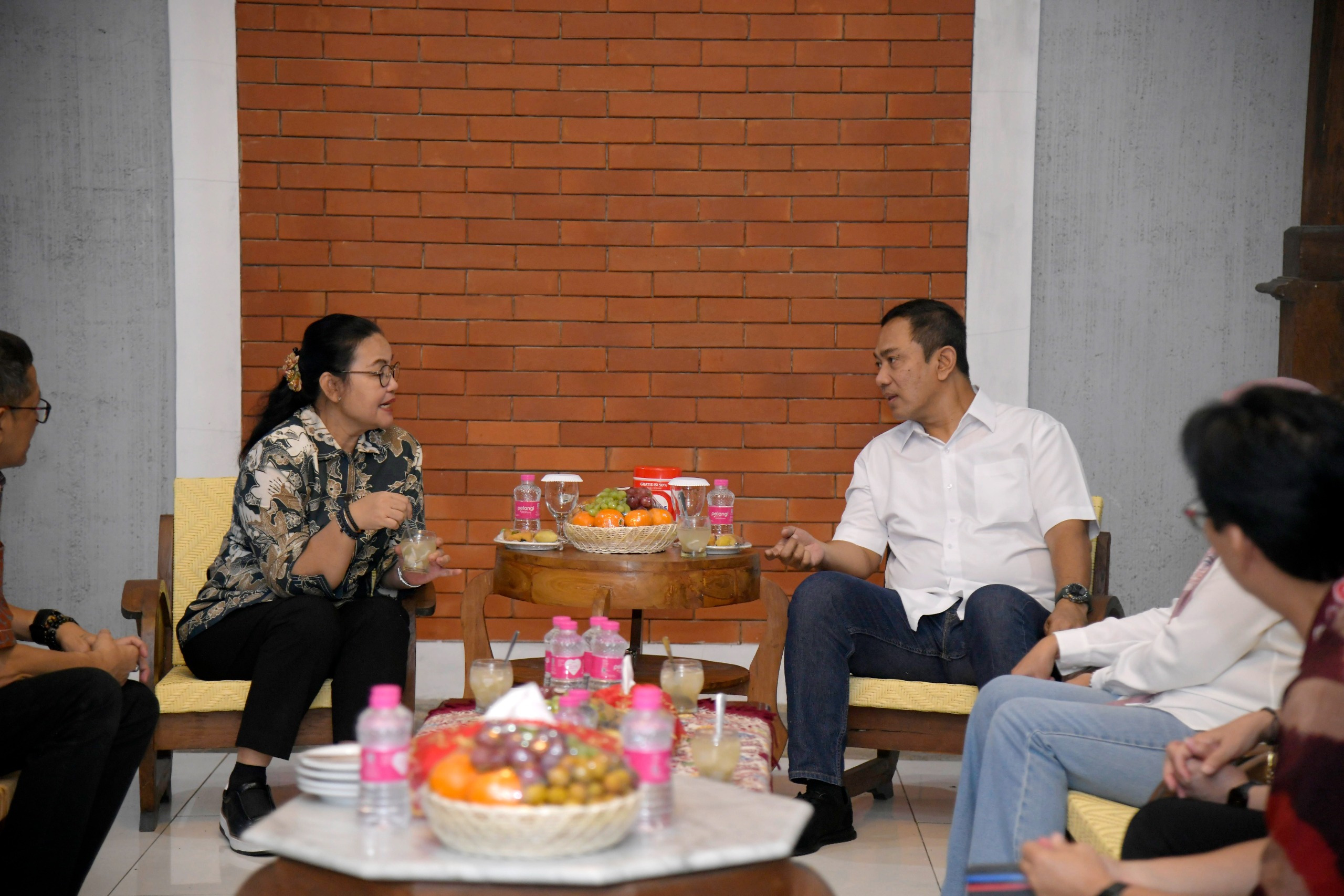 Wali Kota Semarang, Agustina Wilujeng beserta kepala Organisasi Perangkat Daerah (OPD) melaksanakan kegiatan silaturahmi dan halal bihalal ke kediaman para mantan Wali Kota Semarang, yakni Sukawi Sutarip, Soemarmo HS dan Hendrar Prihadi serta melakukan ziarah ke makam Sutrisno Suharto pada Selasa (31/3/2026).