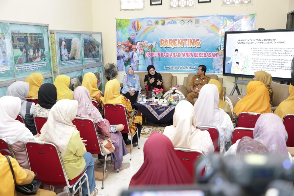 Bunda PAUD Jateng Nawal Arafah Yasin saat mengisi acara parenting dan edukasi kesehatan mental anak di Pekalongan, 8 Juni 2026 (foto: Pemprov Jateng)
