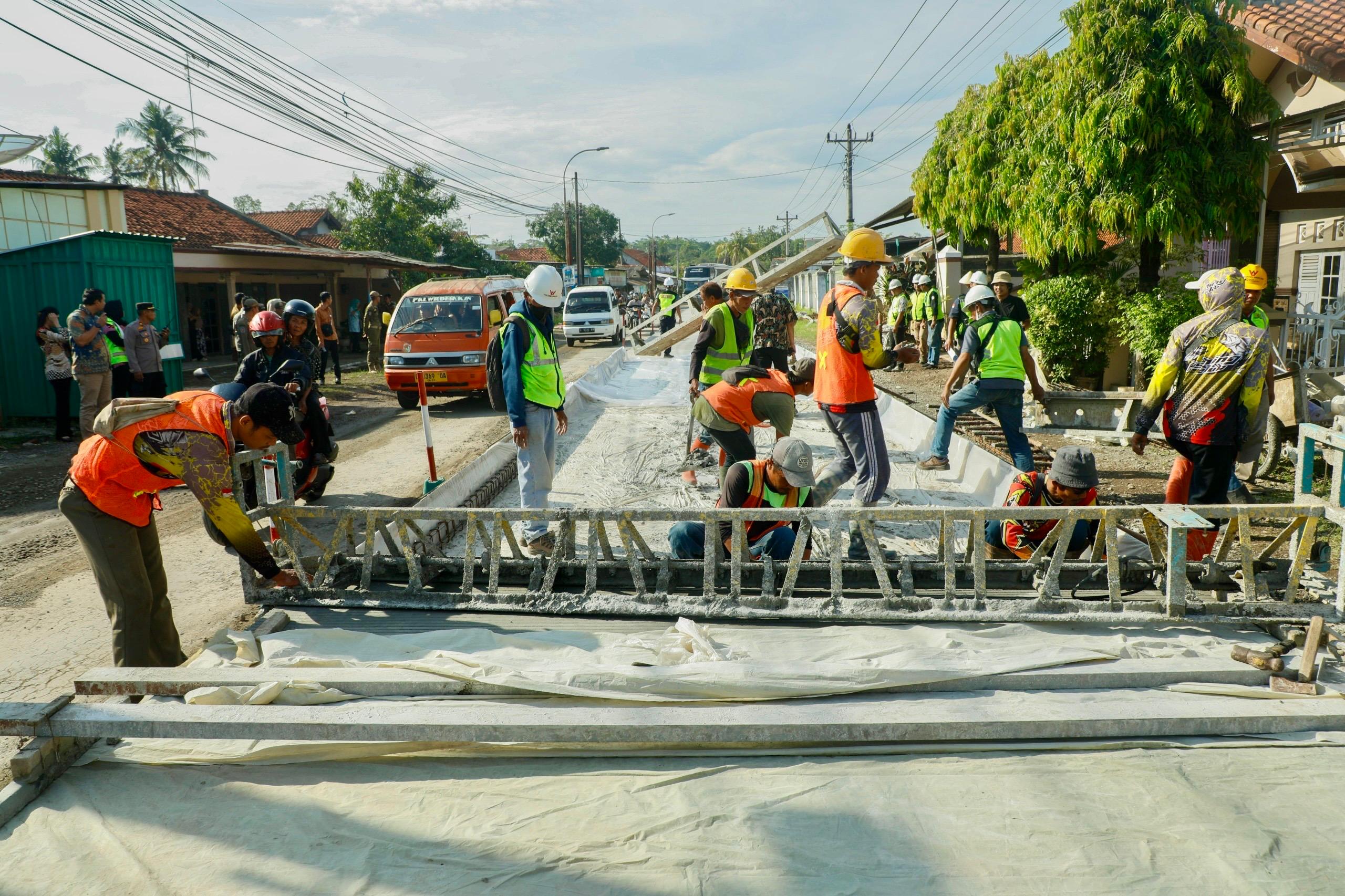 ilustrasi perbaikan jalan (foto: Pemprov Jateng)