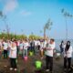 Ahmad Luthfi menanam bibit mangrove di Pantai Tirang Semarang dalam aksi Mageri Segoro Hari Lingkungan Hidup 2026 (foto: Pemprov Jateng)