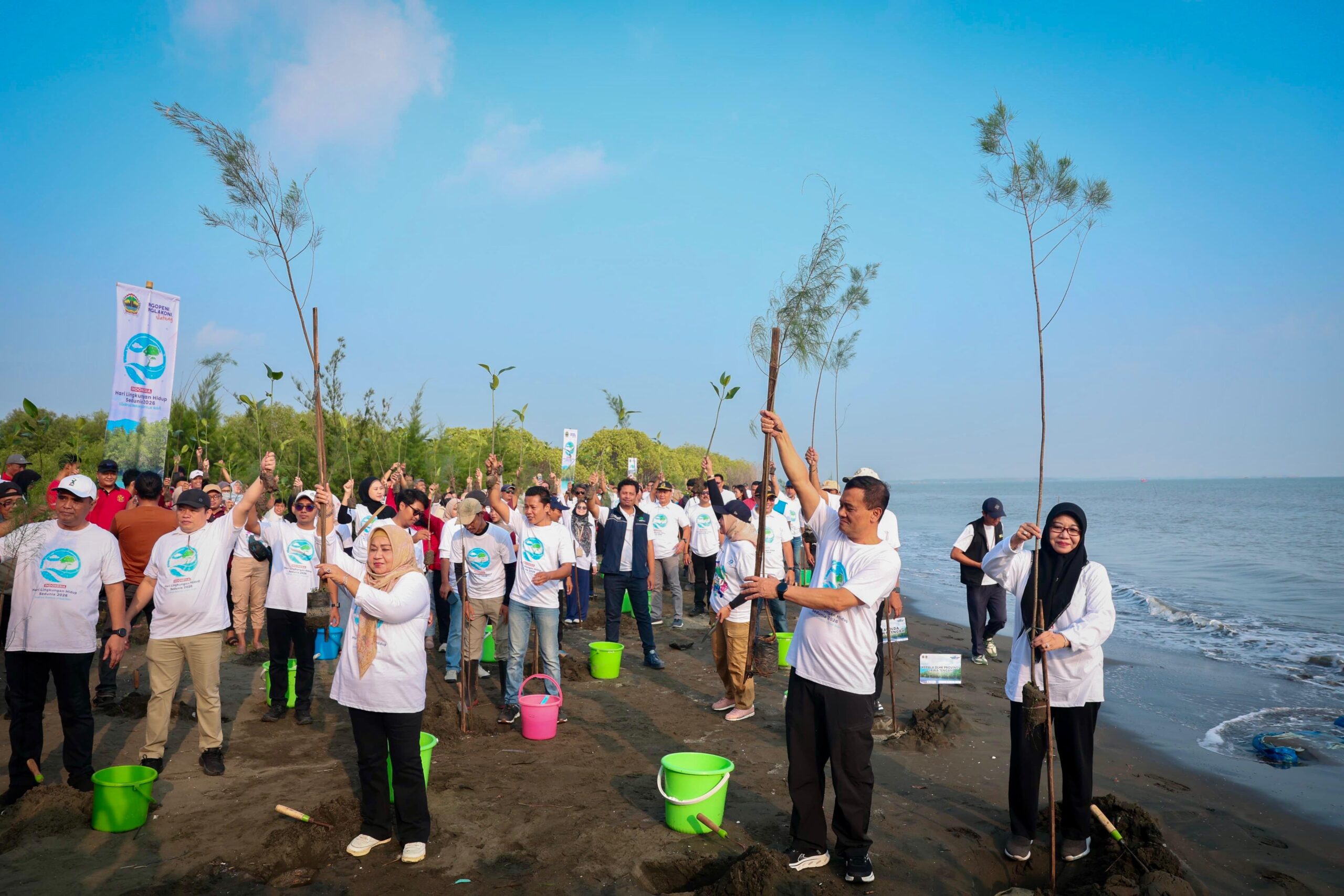 Ahmad Luthfi menanam bibit mangrove di Pantai Tirang Semarang dalam aksi Mageri Segoro Hari Lingkungan Hidup 2026 (foto: Pemprov Jateng)