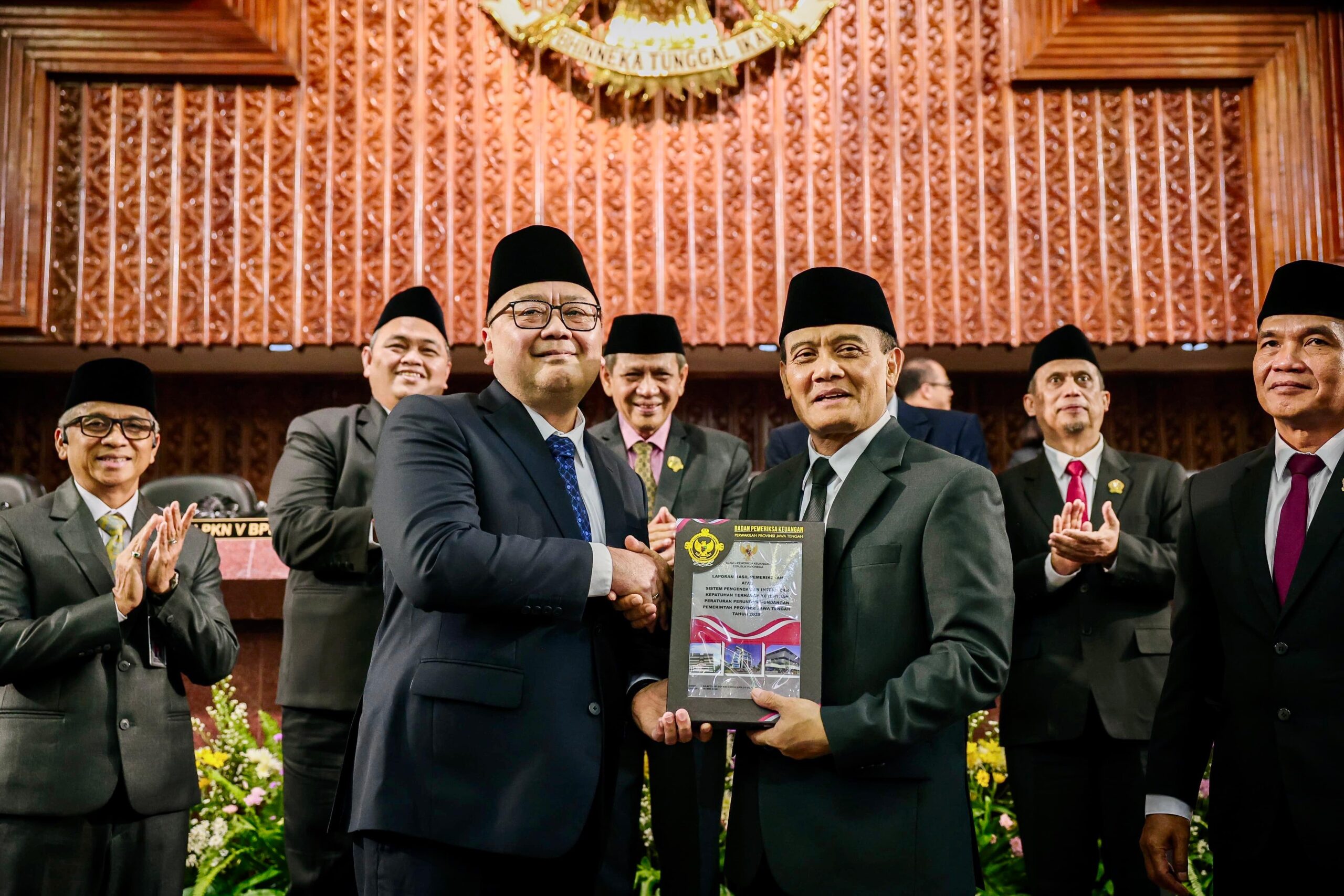 Gubernur Jateng Ahmad Luthfi menerima Laporan Hasil Pemeriksaan LKPD 2025 dengan opini WTP dari BPK RI di Gedung DPRD Jateng, Senin 8 Juni 2026 (foto: Pemprov Jateng)