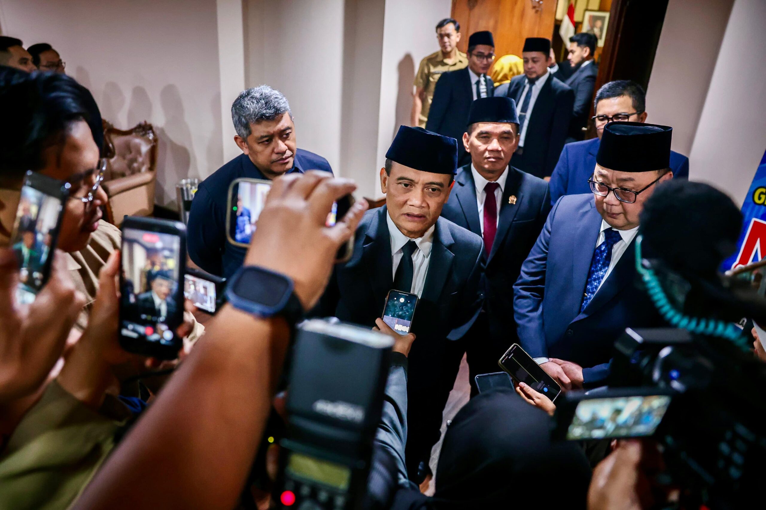 Gubernur Jawa Tengah Ahmad Luthfi memberikan keterangan pers terkait penguatan modal UMKM usai Rapat Paripurna di DPRD Jateng, Senin 8 Juni 2026 (foto: Pemprov Jateng)