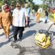 Kepala Dinas PUPR Jateng Henggar Budi Anggoro meninjau lokasi perbaikan jalan Randublatung–Cepu (foto: Pemprov Jateng)