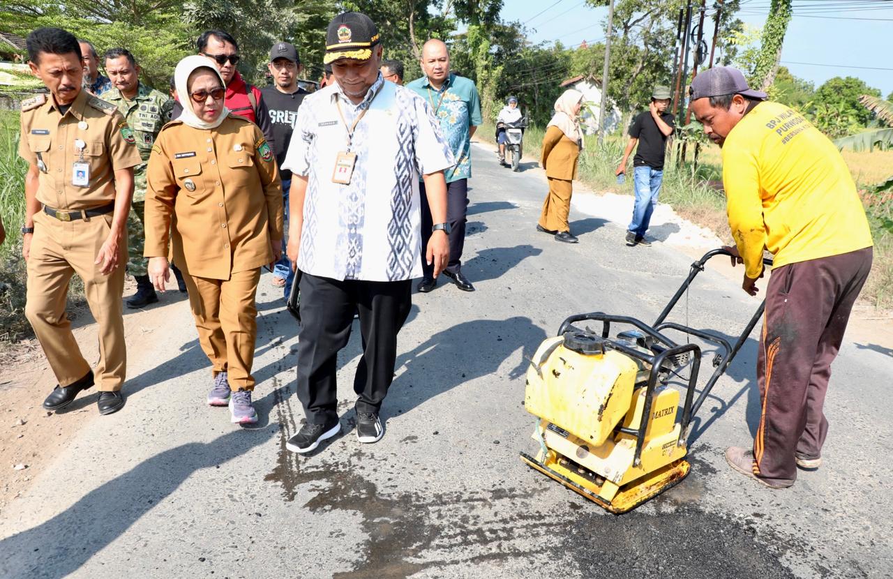 Kepala Dinas PUPR Jateng Henggar Budi Anggoro meninjau lokasi perbaikan jalan Randublatung–Cepu (foto: Pemprov Jateng)