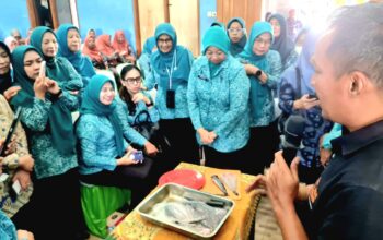 Kader PKK Desa Plumbon belajar teknik filet ikan lele agar mudah dikonsumsi (foto: Pemprov Jateng)