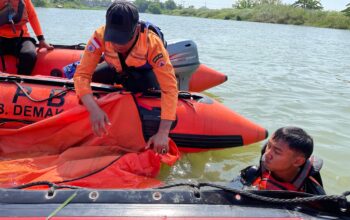 Tim SAR gabungan mengevakuasi korban tenggelam di Bendung Karet Kalijajar Demak (foto: Basarnas Semarang)