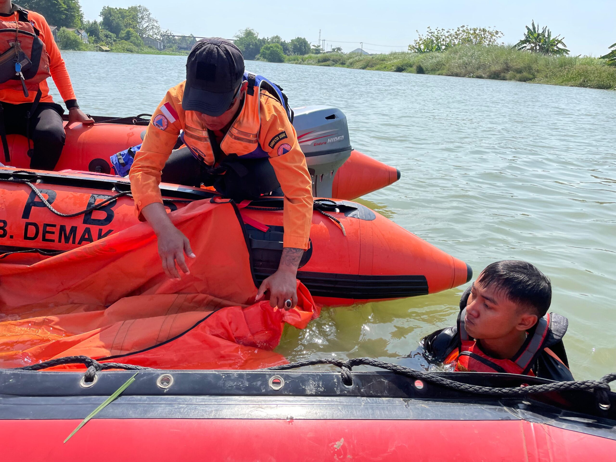 Tim SAR gabungan mengevakuasi korban tenggelam di Bendung Karet Kalijajar Demak (foto: Basarnas Semarang)
