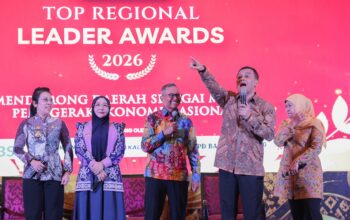 Gubernur Jateng Ahmad Luthfi menerima penghargaan Top Regional Leader 2026 (foto: Pemprov Jateng)