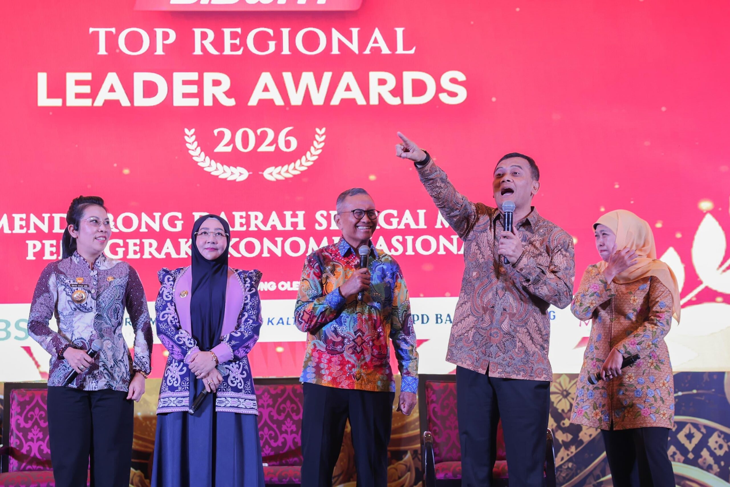 Gubernur Jateng Ahmad Luthfi menerima penghargaan Top Regional Leader 2026 (foto: Pemprov Jateng)