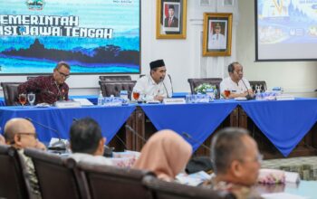Wagub Jateng Taj Yasin Maimoen saat rapat koordinasi rantai pasok MBG di Kantor Gubernur Jateng 12 Juni 2026 (foto: Pemprov Jateng)