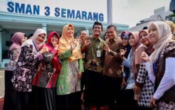 Gubernur Jateng Ahmad Luthfi meninjau SPMB di SMAN 3 Semarang, Sabtu 13 Juni 2026 (foto: Pemprov Jateng)