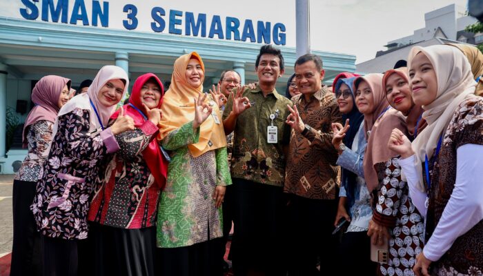 Ahmad Luthfi Tinjau Posko SPMB, Pastikan Pelayanan Optimal