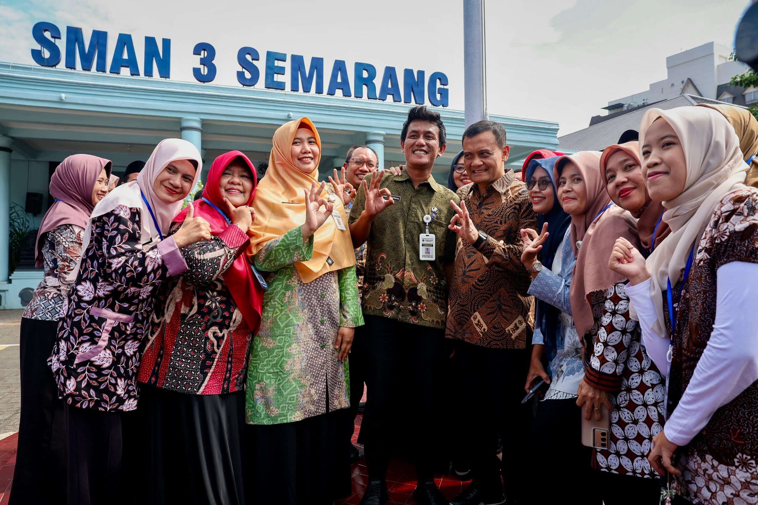 Gubernur Jateng Ahmad Luthfi meninjau SPMB di SMAN 3 Semarang, Sabtu 13 Juni 2026 (foto: Pemprov Jateng)