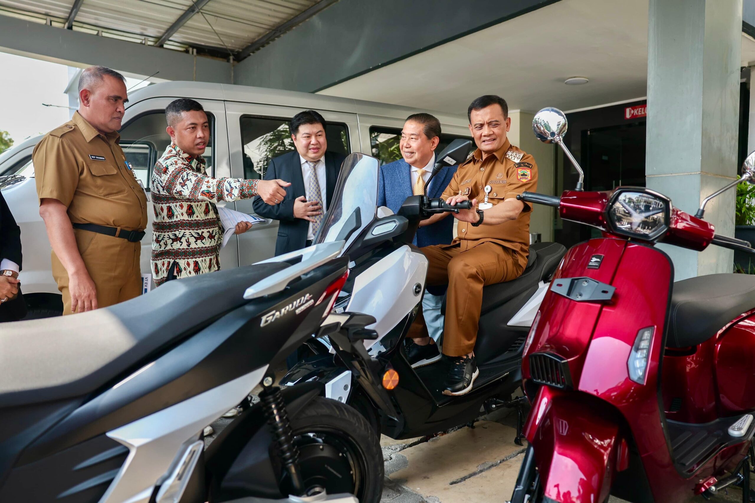 Gubernur Ahmad Luthfi bersama jajaran menyaksikan komitmen investasi kendaraan listrik di Kenda (foto: Pemprov Jateng)