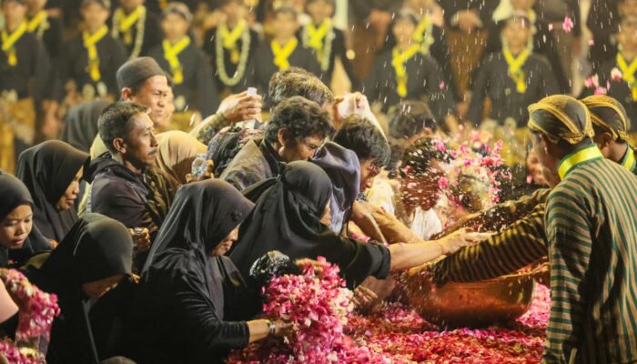 10 Ribu Tamu Hadiri Kirab Malam 1 Sura Mangkunegaran