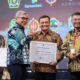 Gubernur Jateng Ahmad Luthfi menerima penghargaan dari Ketua KPK Setyo Budiyanto, Rabu 17 Juni 2026 (foto: Pemprov Jateng)