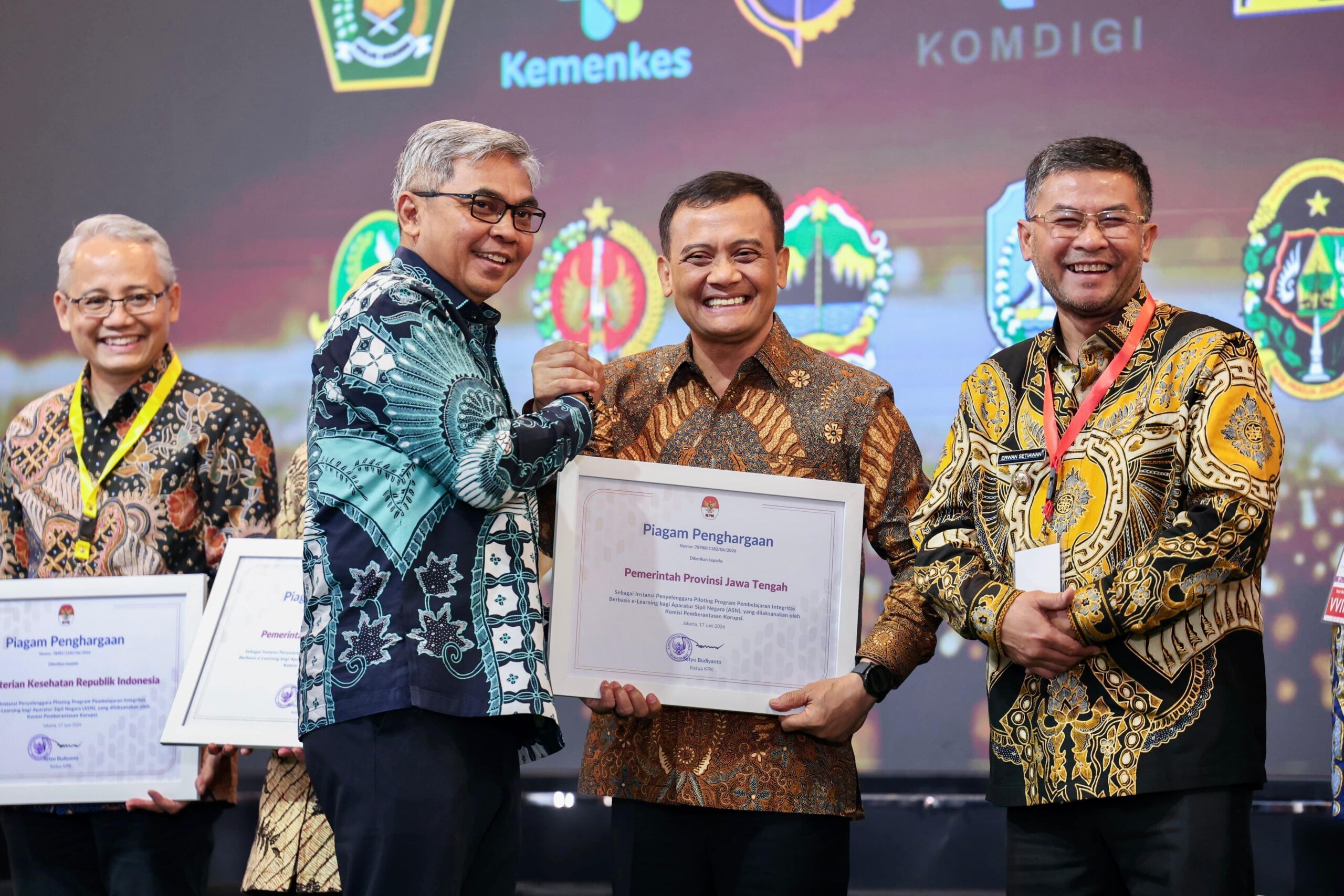 Gubernur Jateng Ahmad Luthfi menerima penghargaan dari Ketua KPK Setyo Budiyanto, Rabu 17 Juni 2026 (foto: Pemprov Jateng)